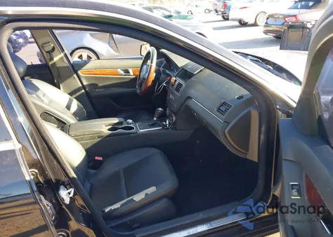 2011 Mercedes-Benz C 300 Luxury 4Matic/Sport 4Matic z USA, uszkodzony, nr VIN WDDGF8BB3BR162462